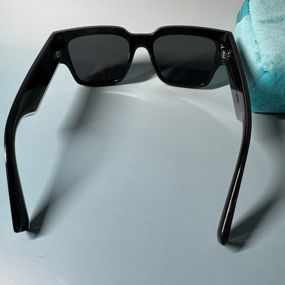 Dolce & Gabbana Black Sunglasses with Aqua Case & Box NIB

Made in Italy - Picture 5 of 10